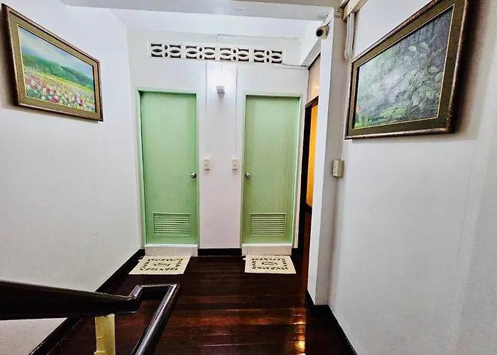 Ree House Sukhumvit Adults Only Near Mrt 3* 방콕