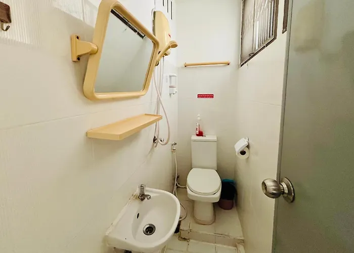 Ree House Sukhumvit Adults Only Near Mrt 3* 방콕
